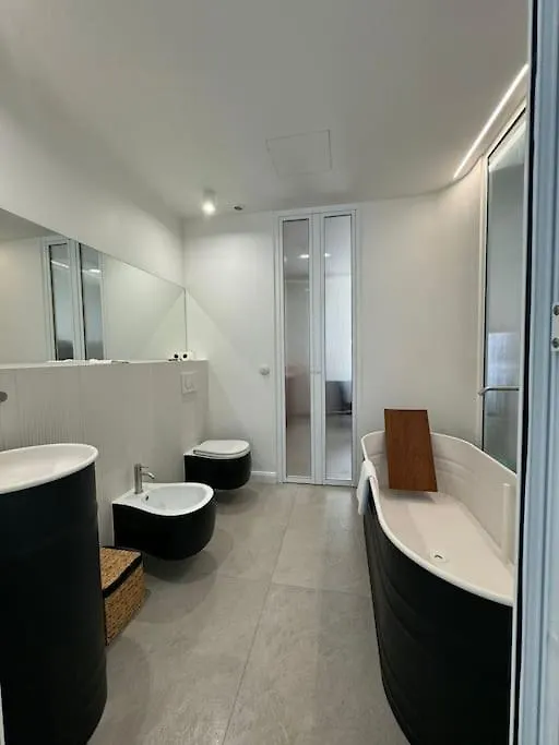 Maison Lyo - Luxueuse Suite - King Size & Baignoire Cannes 0*,  France